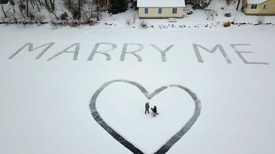US man surprises girlfriend with sweet sky-high marriage proposal
