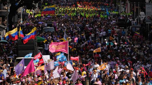 Apoiantes do governo reúnem-se numa marcha de mulheres para exigir o regresso do presidente venezuelano Nicolás Maduro a Caracas.