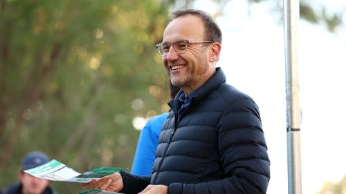 MELBOURNE, AUSTRALYA - MAYIS 03: Adam Bandt, Yeşiller lideri, Brunswick Doğu İlkokulu'nda seçmenlerle selamlaşıyor.