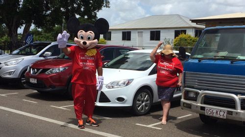 A Labor supporter wearing a Mickey Mouse costume attempted to ambush Senator Hanson during a meeting at a pub in Ayr (9News/Darren Curtis)