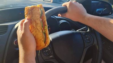 Manger un sandwich et conduire, code de la route, Queensland.