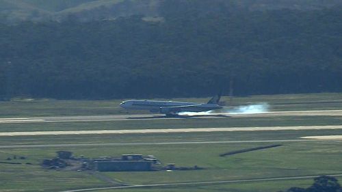 O voo pousou com segurança no aeroporto de Melbourne cerca de uma hora após a decolagem.