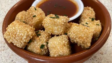 Sesame halloumi pops