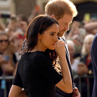 Il duca e la duchessa di Sussex guardano i fiori lasciati dal pubblico al castello di Windsor nel Berkshire dopo la morte della regina Elisabetta II giovedì.  Data foto: sabato 10 settembre 2022. Foto PA.  Guarda la storia di PA DEATH Queen.  Deve leggere il credito fotografico: Kirsty O'Connor/PA Wire