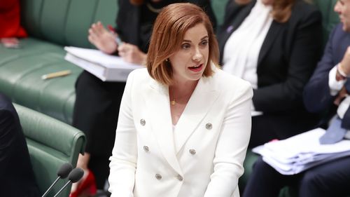 CANBERRA, AUSTRALYA - 07 EKİM: İletişim Bakanı Anika Wells, Canberra'da Soru-Cevap zamanı boyunca soruları yanıtlıyor.
