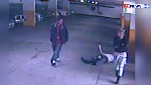 The pair walks away after the violent attack. (9NEWS)