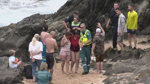 La donna è stata aiutata a riva da amici e paramedici dopo la terrificante vicenda.