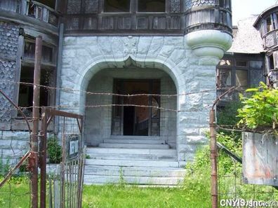 Creepy abandoned property with tragic past for sale for $660,000 wyckhoff villa Carleton Island.