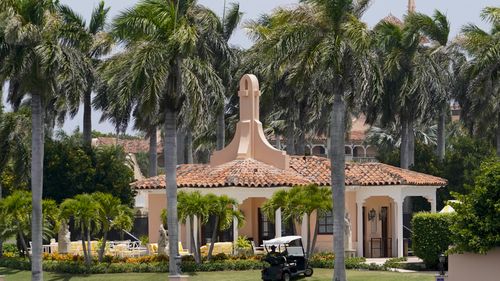 在前总统唐纳德特朗普位于佛罗里达州棕榈滩的海湖庄园的家中，安保人员乘坐高尔夫球车移动。