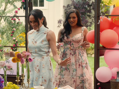 Mindy Kaling dan Meghan Markle dalam serial Netflix With Love, Meghan