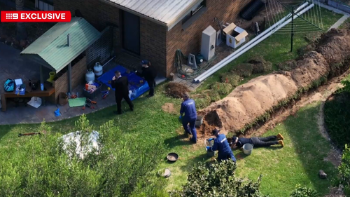 Tradies unearth suspected human bones while working at home on Victoria's Phillip Island