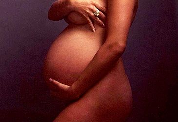 Which star famously appeared nude and pregnant on the cover of Vanity Fair in 1991?