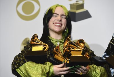 Billie Eilish berpose di ruang pers dengan penghargaan untuk album terbaik dan album vokal pop terbaik untuk "Kita semua tertidur, kemana kita pergi?"lagu dan rekaman terbaik untuk "Orang jahat" dan artis baru terbaik di Grammy Awards tahunan ke -62 di Staples Center pada hari Minggu, 26 Januari 2020, di Los Angeles. 