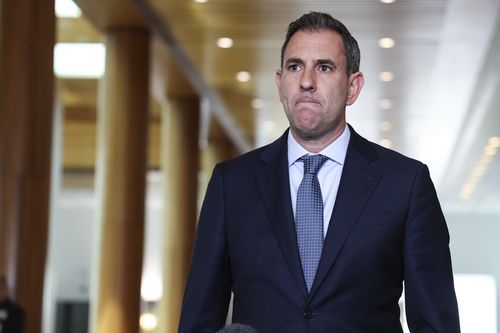 O Tesoureiro Dr. Jim Chalmers dirige-se à mídia em uma conferência de imprensa no Parlamento em Canberra na quarta-feira, 26 de novembro de 2025.