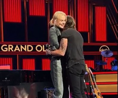 Keith Urban Nicole Kidman hug