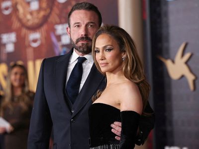  Jennifer Lopez files for divorce