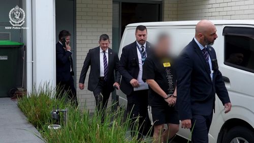 Durante la búsqueda, la policía encontró dispositivos electrónicos y documentos relevantes para su investigación.