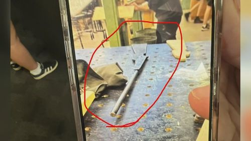 Si è scoperto che la causa del blocco era un insegnante che andava in giro innocentemente con una pistola.