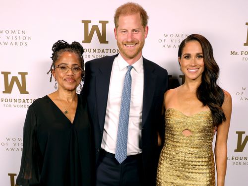 뉴욕, 뉴욕 - 5월 16일(LR): (LR) Doria Ragland, Harry, Sussex 공작, Meghan, Sussex 공작 부인이 5월에 Ziegfeld Hall에서 열린 Ms. Foundation Women of Vision Awards: Generations of Progress and Strength에 참석합니다. 16.  2023년 뉴욕.  (Kevin Mazur/Getty Images The Ms. Founder for Women의 사진)