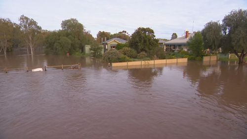 Les eaux de crue déferlent à Charlton, Victoria.