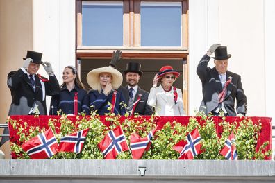 OSLO, NORWAY - MAY 17: The Norwegian Royal Family, (L-R) Prince Sverre Magnus, Princess Ingrid Alexandra, Crown Princess Mette Marit, Crown Prince Hakon Magnus, Her Majesty Queen Sonja and His Majesty King Harald of Norway attend the Norwegian Constitution Day with the children's parade at the Royal castle on May 17, 2025 in Oslo, Norway. (Photo by Per Ole Hagen/Getty Images)