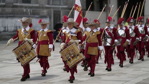 Pikemani și mușchetari în orașul Londra, lângă Guildhall, lângă serviciul de Ziua Recunoștinței pentru domnia reginei Elisabeta a II-a, la Catedrala Sf. Paul, Londra, vineri, 3 iunie 2022, în a doua zi din cele patru zile de sărbătorire care marchează Jubileul de platină.  Evenimentele organizate într-un weekend prelungit în Marea Britanie au ca scop să sărbătorească cei 70 de ani de serviciu ai Regelui.  (Foto AP/Alastair Grant)