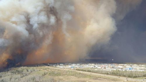 The fire rolls over a Fort McMurray neighbourhood. (Reddit / nubcakes101)