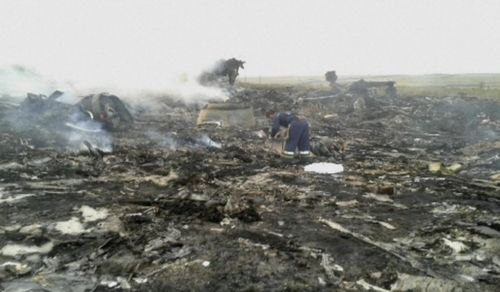 Investigators struggle to reach MH17 crash site in strife-torn Ukraine