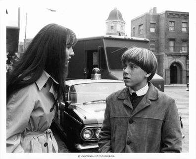 Susan Kendall Newman talks with Christian Juttner in front of a patrol car in a scene from the film 'I Want To Hold Your Hand', 1978. (Photo by Universal Pictures/Getty Images)