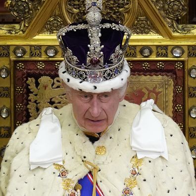 Il re britannico Carlo III parla durante l'apertura ufficiale del Parlamento al Palazzo di Westminster a Londra, martedì 7 novembre 2023. Re Carlo III siede su un trono dorato per leggere il discorso del re, un elenco di leggi pianificate dal governo conservatore e mirato a conquistare gli elettori prima delle elezioni del prossimo anno.  (AP Photo/Kirsty Wigglesworth, Piscina)