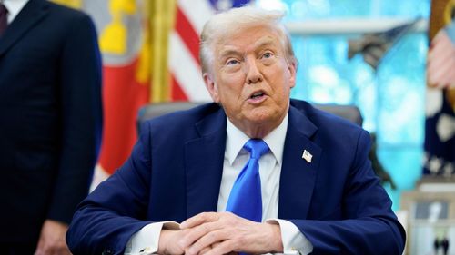 O presidente dos EUA, Donald Trump, fala com os membros da mídia no Salão Oval da Casa Branca em Washington, DC, EUA, na sexta-feira, 19 de setembro de 2025. Trump está assinando uma proclamação que se moveria extensivamente para revisar o programa de vistos H-1B, exigindo uma taxa de US $ 100.000 por uma tentativa de uma oferta para o uso excessivo, de acordo com um funcionário da House Branca, com um funcionário de US $ 100.000 para o material. Fotógrafo: Aaron Schwartz/CNP/Bloomberg