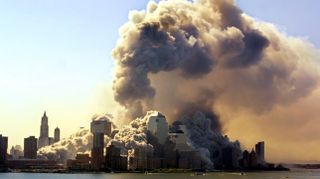 Pył pokrywający centrum Manhatten i przemieszczający się przez Nowy Jork po zawaleniu się bliźniaczych wież. (AFP)