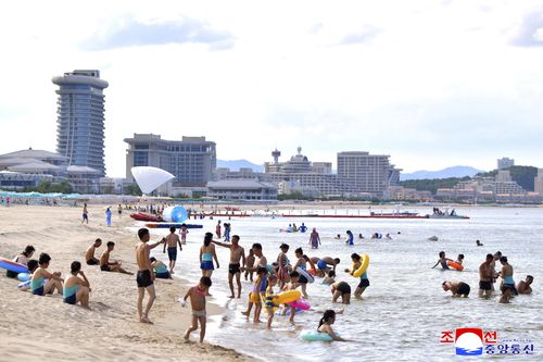 Esta foto fornecida em 2 de julho de 2025 pelo governo norte-coreano mostra um resort de praia na área costeira oriental de Wonsan-Kalma em 1 de julho de 2025.