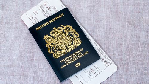 Londra, Regno Unito - 7 marzo 2023: un nuovo passaporto britannico blu con una carta d'imbarco della compagnia aerea. Da quando il Regno Unito ha lasciato l’Unione Europea nel 2020, i nuovi passaporti britannici sono tornati al loro colore blu originale.
