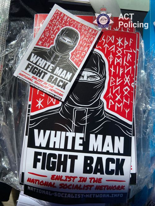 Os policiais apreenderam telefones celulares, um computador, adesivos, dispositivos de armazenamento, uma câmera de vídeo e roupas.
