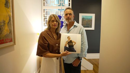 Pauline Courtney e Michael Hodder com uma foto de sua filha.