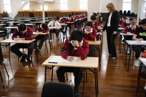 Élèves de la 12e année à l'école secondaire Fort St.  Images HSC 