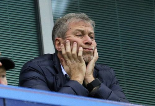 Le propriétaire du club de football de Chelsea, Roman Abramovich, est assis dans sa loge avant le match de football de la Premier League anglaise entre Chelsea et Sunderland au stade de Stamford Bridge à Londres