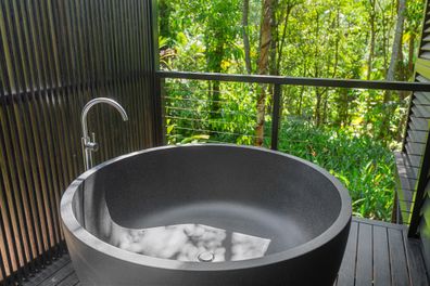 Silky Oaks Lodge Riverhouse Retreat outdoor bathtub