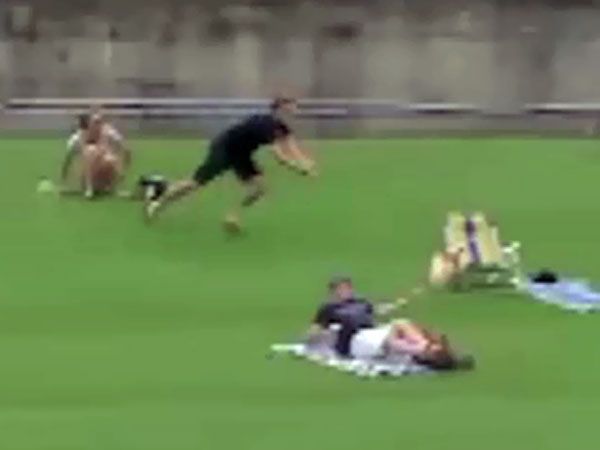 Cricket fan's embarrassing attempted catch