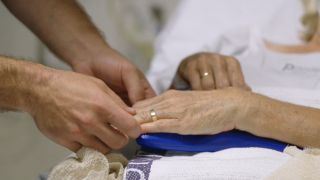 How does an ER room doctor remove a wedding ring from a swollen  hand/finger? - Quora