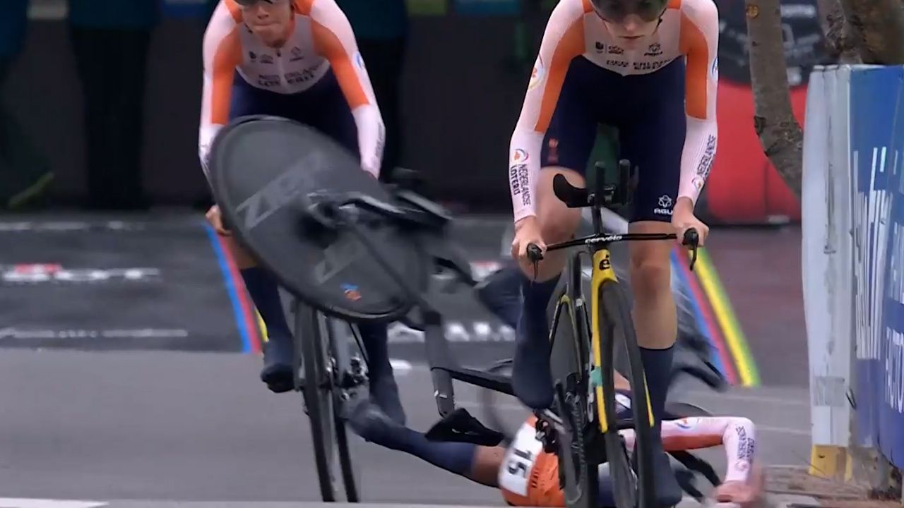 Annemiek van Vleuten crashes out in Wollongong.