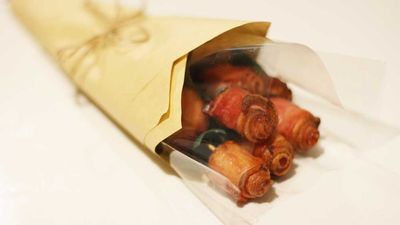 <a href="http://kitchen.nine.com.au/2016/06/06/16/27/how-to-make-a-bacon-bouquet-for-that-special-someone" target="_top">How to make a bacon bouquet</a>
