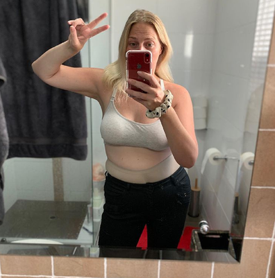 Heidi Anderson mirror selfie peace sign