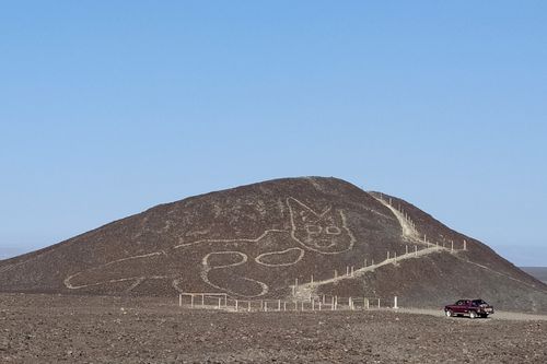 Des archéologues péruviens effectuant des travaux de maintenance sur le célèbre site de géoglyphes des lignes de Nazca ont découvert la figure d'un félin à peine discernable et presque complètement effacée, a rapporté le ministère de la Culture vendredi 16 octobre.  