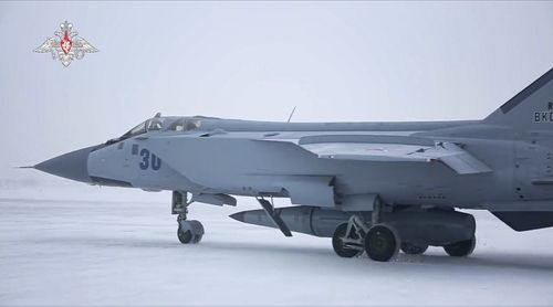 19 febbraio 2022, un caccia MiG-31K dell'aeronautica russa che trasporta un missile da crociera ipersonico Kinzhal viene mostrato parcheggiato in un aeroporto durante un'esercitazione militare. 