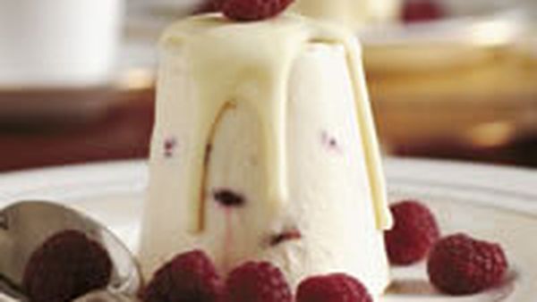 Almond and raspberry frozen puddings