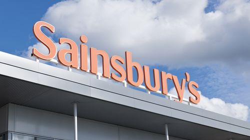 A Sainsbury's fez um esforço público para demonstrar o seu apoio à Ucrânia, retirando também das suas prateleiras a vodca fabricada na Rússia.