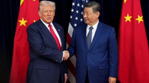O presidente dos EUA, Donald Trump, cumprimenta o presidente chinês, Xi Jinping, antes de uma reunião bilateral na Base Aérea de Gimhae, em 30 de outubro de 2025, em Busan, Coreia do Sul.