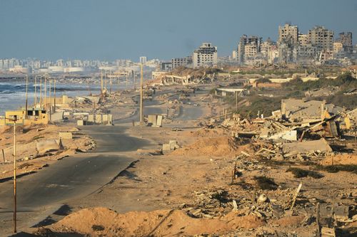 Tanques israelenses estão posicionados na estrada costeira que leva à cidade de Gaza, perto de Wadi Gaza, no centro da Faixa de Gaza, quinta-feira, 9 de outubro de 2025. 
